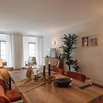 Azzurra - 2 Bedrooms And Parking In Avenidas Novas Lisboa