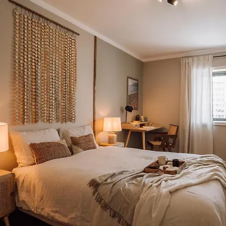 Azzurra - 2 Bedrooms And Parking In Avenidas Novas Lisbona