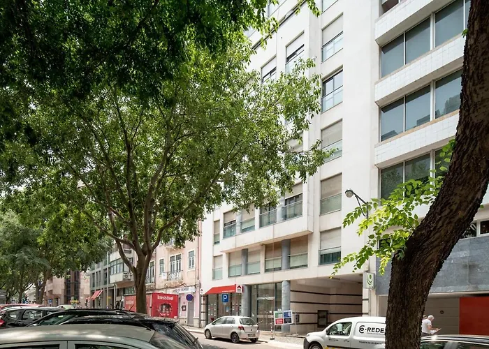 Azzurra - 2 Bedrooms And Parking In Avenidas Novas Lisbona