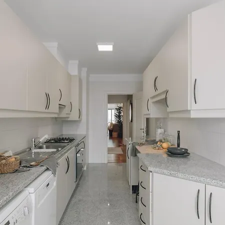 Azzurra - 2 Bedrooms And Parking In Avenidas Novas * Lisbon