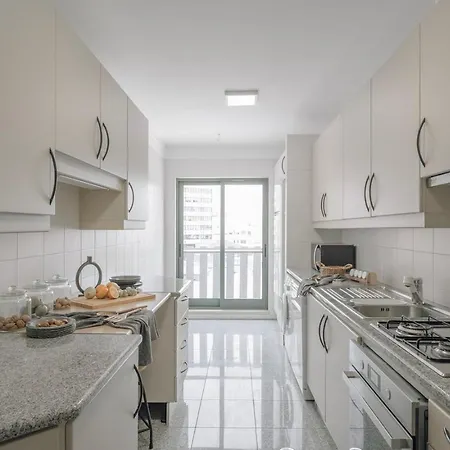 Azzurra - 2 Bedrooms And Parking In Avenidas Novas شقة
