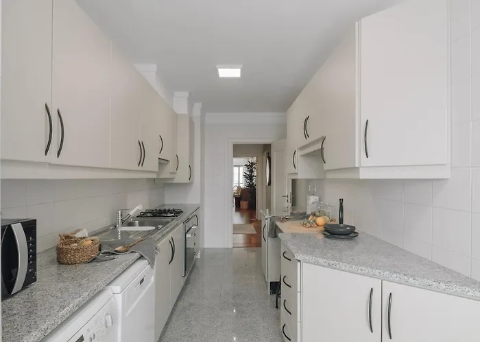 Azzurra - 2 Bedrooms And Parking In Avenidas Novas * Lisboa